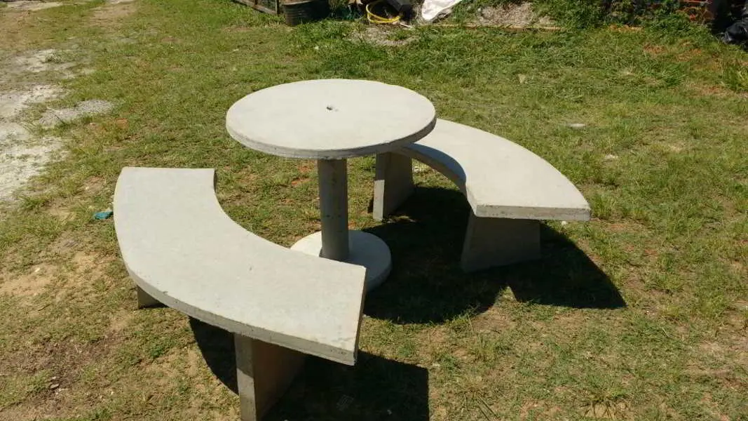 mesa banco e artefatos de concreto
