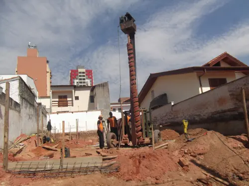 empresa-de-escavacao-com-estaca-strauss-fundacao-de-concreto