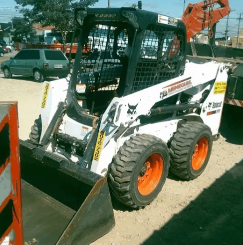 Mini trator Meneguel Bobcat com pá carregadeira