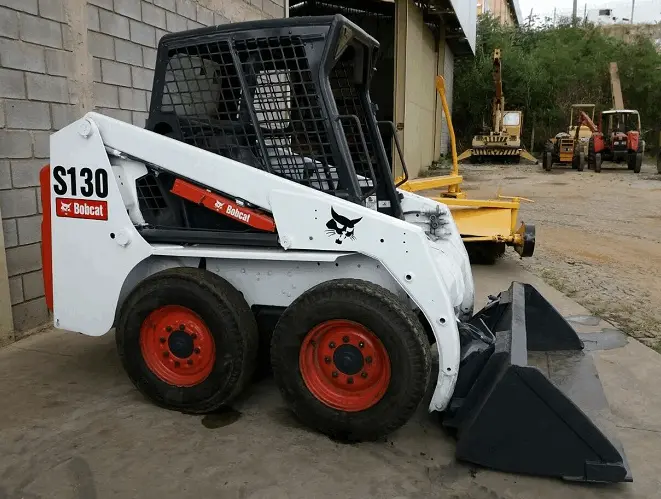 Mini trator Bobcat para remoção de entulho em Sorocaba.